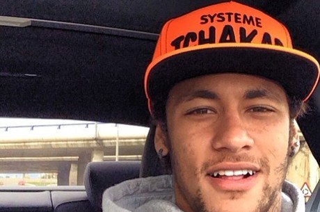 Neymar em mais um de seus selfies, desta vez ao volante
