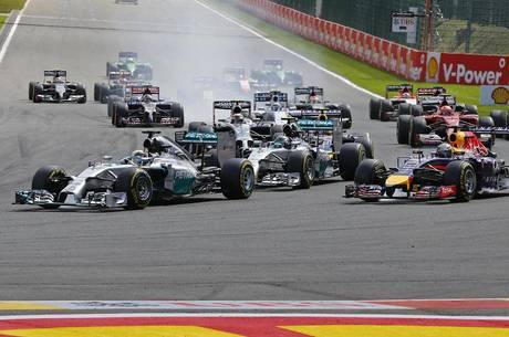 Hamilton foi melhor que Rosberg na largada, mas ambos se enroscaram e Ricciardo se deu melhor