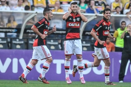 Lucas Mugni marcou de pênalti o primeiro gol do Flamengo