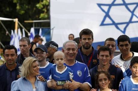 Messi e seus colegas de Barcelona visitaram Israel em abril e encontraram o primeiro-ministro israelense Benjamin Netanyahu
