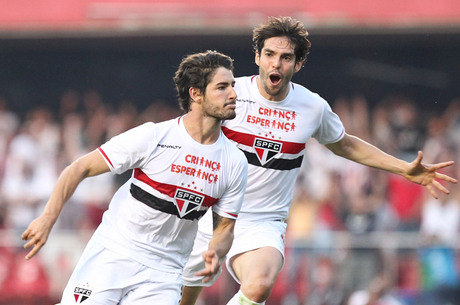 São Paulo, de Pato e Kaká, já soma quatro vitórias seguidas