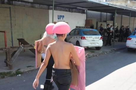 Ativistas fizeram topless em protesto a PMs acusados de estupro
Ativistas fizeram topless em protesto a PMs acusados de estupro