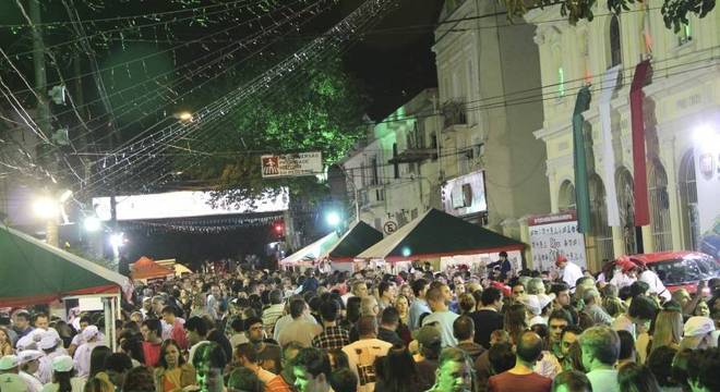 Rua cheia em uma das edições anteriores da Festa da Achiropita Rua cheia em uma das edições anteriores da Festa da Achiropita