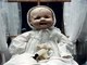 Mandy foi feita na Inglaterra, em 1910. Seu antigo dono disse ouvir a boneca chorar durante a madrugada. Quando ele doou ela para um museu, os funcionários disseram ouvir passos ao redor dela 