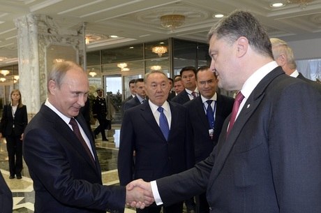 Vladimir Putin e Petro Poroshenko, presidente da Ucrânia, se encontraram na última terça-feira (26)