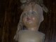 Esta é Emília. Ela foi dada para o rei Umberto I, da Itália em 1878, um pouco antes dele morrer. A boneca passou para a filha, Marie. Em seguida, a menina perdeu os braços durante uma explosão. Os guardas mandaram uma mulher recuperar a boneca de Marie, mas antes que ela pegasse, uma outra explosão tirou sua vida. Todos dizem que a boneca, que foi encontrada tempos depois, ficou amaldiçoada pela falecida