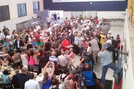 Dilma carrega bandeja em restaurante popular em Bangu, no Rio Dilma carrega bandeja em restaurante popular em Bangu, no Rio