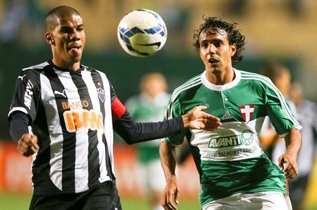 Leonardo Silva e Diogo brigam pela bola no Pacaembu