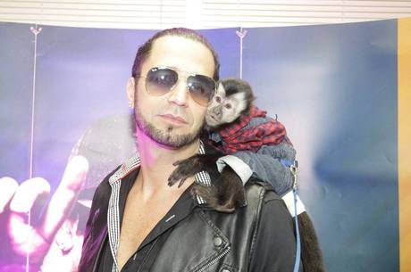 Latino tem problema com pensão e sobra pra macaquinho, diz jornal Latino tem problema com pensão e sobra pra macaquinho, diz jornal