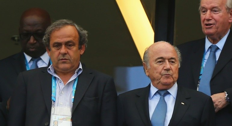 Michel Platini e Joseph Blatter foram expulsos do cargo devido a acusações de corrupção