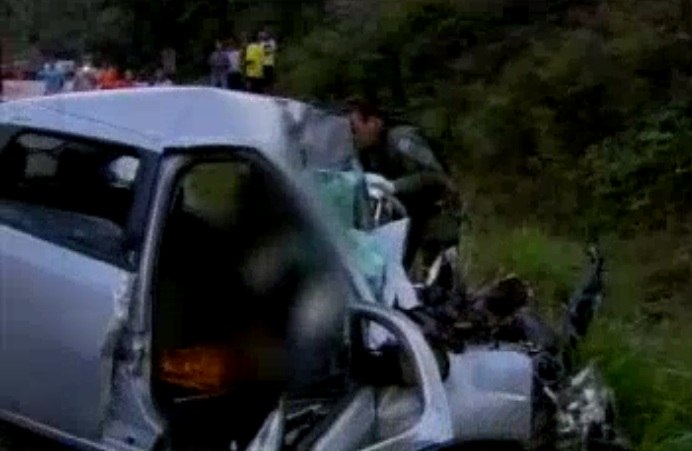 Batida Entre Carro E Carreta Deixa Um Morto Na BR-381 - Notícias - R7 ...