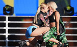 Iggy Azalea e Rita Ora sensualizam e trocam carícias durante show