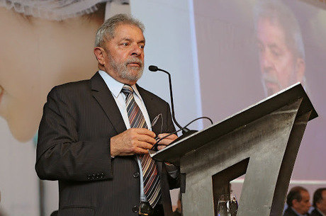 Candidato ao senado usou imitador do ex-presidente Lula