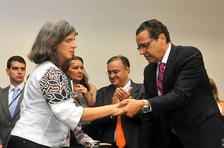 "Um homem que tem ideais e sonhos não morre nunca", disse Renata Campos na homenagem póstuma ao marido Eduardo Campos