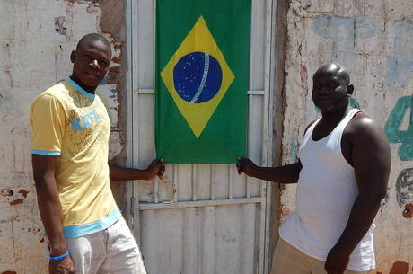 No Distrito Federal há dois meses, os ganeses Ruph e Emmanuel têm visto de um ano, mas querem viver no País para sempre No Distrito Federal há dois meses, os ganeses Ruph e Emmanuel têm visto de um ano, mas querem viver no País para sempre