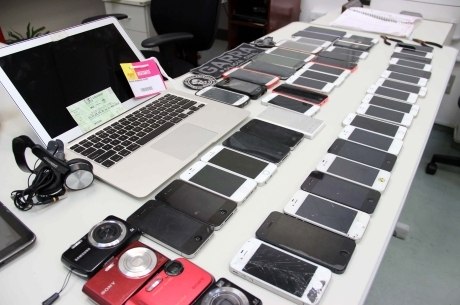 Polícia apreendeu pelo menos 45 celulares, um tablet, dois notebooks e câmeras fotográficas