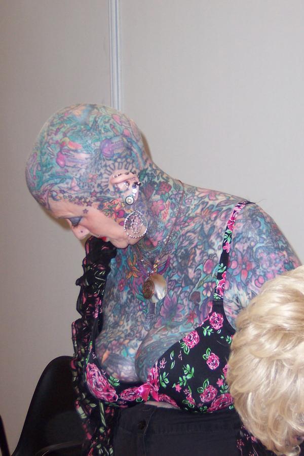 Isobel Varley, 77, é a senhora de idade mais tatuada do mundo. 
