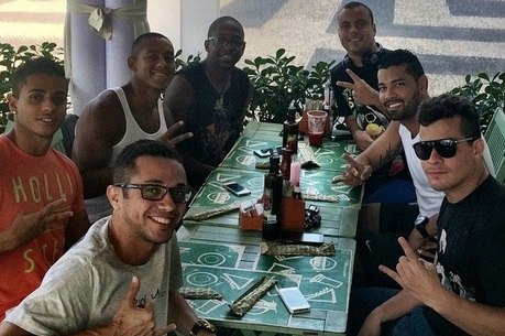 André Santos almoçou com os amigos em um restaurante no Rio
