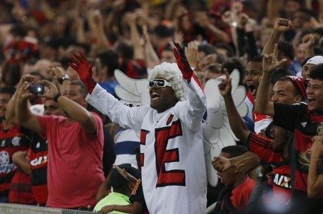Em protesto, flamenguistas prometem usar máscaras de macaco em jogo contra o Grêmio
