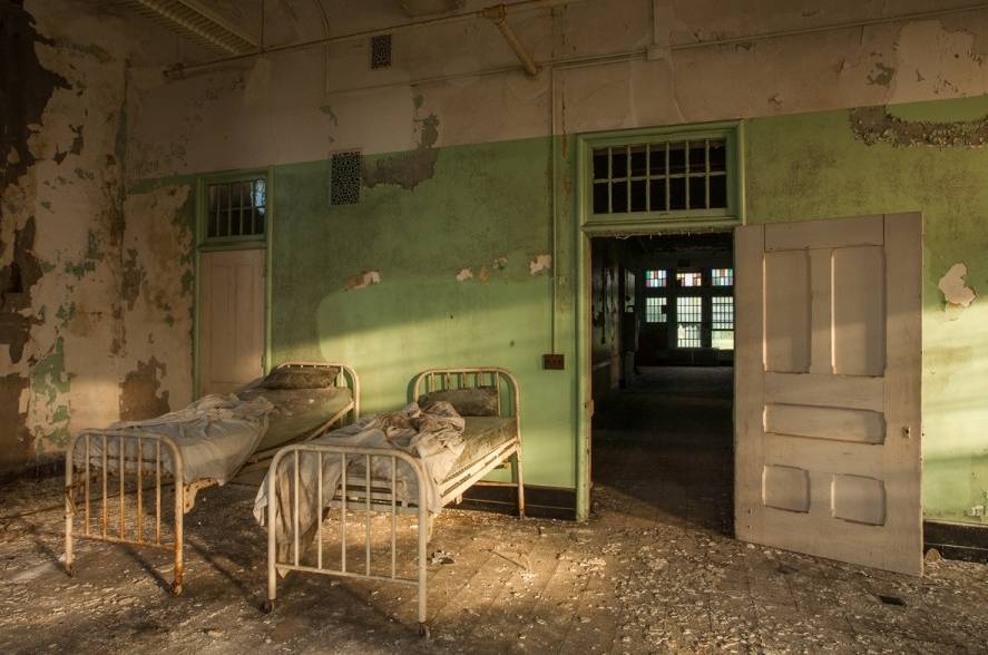 Fotógrafo revela histórias de hospital abandonado - Fotos - R7 Hora 7