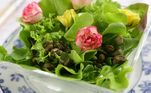 Já pensou em comer flor? Nutritivas e saborosas, elas podem ajudar na sua dieta! Aprenda receitas refrescantes!