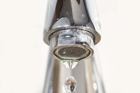 Embasa recomenda a utilização racional da água armazenada nos reservatórios domiciliares