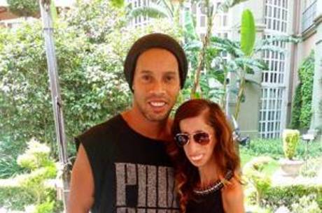 Ronaldinho e Lizzie publicaram a foto do encontro nas redes sociais