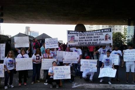 Amigos e familiares protestam contra ação dos policiais militares e pedem justiça, liberdade e paz Amigos e familiares protestam contra ação dos policiais militares e pedem justiça, liberdade e paz