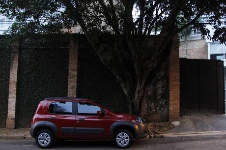 Foto do local onde, segundo testemunha, carro em que PMs faziam segurança ficava parado em frente a condomínio Foto do local onde, segundo testemunha, carro em que PMs faziam segurança ficava parado em frente a condomínio