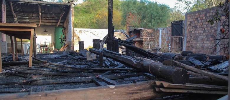 Palco do Centro de Tradições Gaúchas ficou destruído após incêndio Palco do Centro de Tradições Gaúchas ficou destruído após incêndio