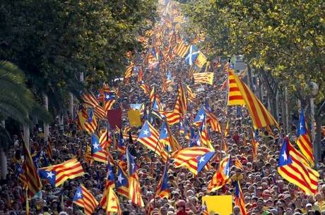 Milhares participam de manifestação a favor de soberania da Catalunha no último dia 11