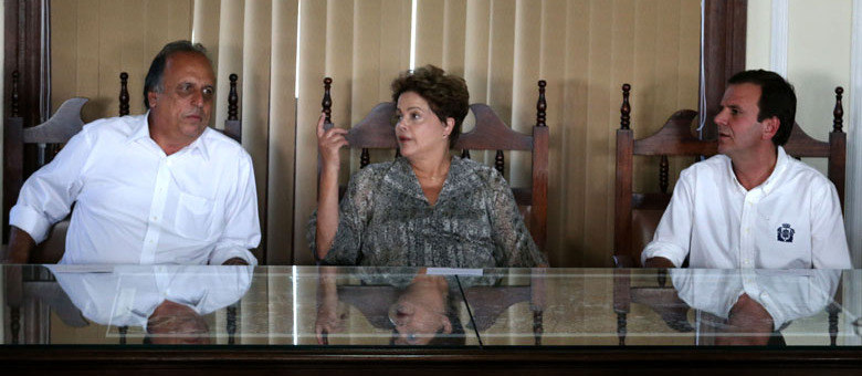 O governador Pezão e o prefeito Paes estiveram com Dilma durante a assinatura de permanência do Exército na Maré