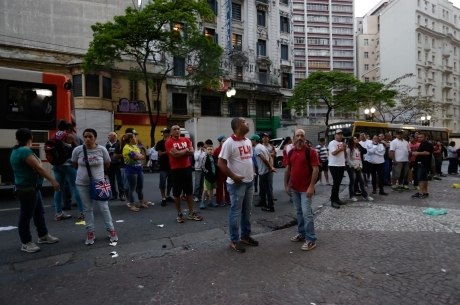 Sem-teto fazem protesto contra reintegração de posse de prédio no centro de São Paulo