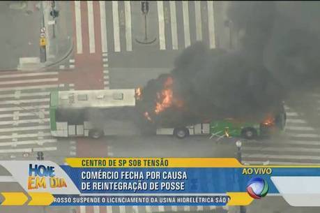 Ao menos um ônibus foi queimado, no centro de São  Paulo