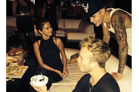 Selena e Bieber curtindo uma festa juntinhos
