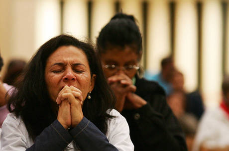 Maria Aparecida durante despedida do filho, em maio de 2010
