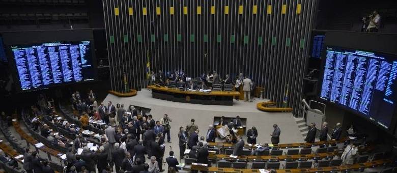 A mesa diretora da Câmara tem sete cadeiras: 1 presidente, 2 vices e 4 secretários. São eleitos ainda 4 suplentes A mesa diretora da Câmara tem sete cadeiras: 1 presidente, 2 vices e 4 secretários. São eleitos ainda 4 suplentes