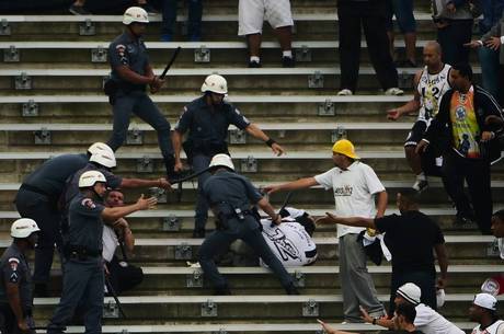 Polícia detém torcedores que arrumaram confusão no estádio