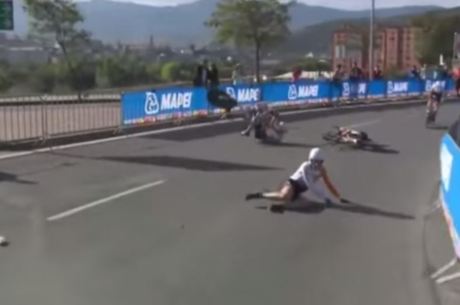 Atletas vão para o chão após acidente no Mundial de ciclismo
