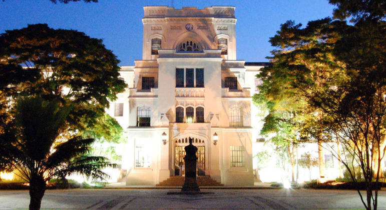 Faculdade de Medicina da USP oferece cursinho popular para estudantes de baixa renda
Faculdade de Medicina da USP oferece cursinho popular para estudantes de baixa renda