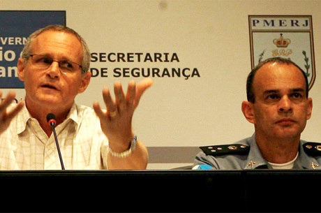 Mesmo após o escândalo na PM, Beltrame (à esquerda) manteve o comandante-geral da corporação no cargo