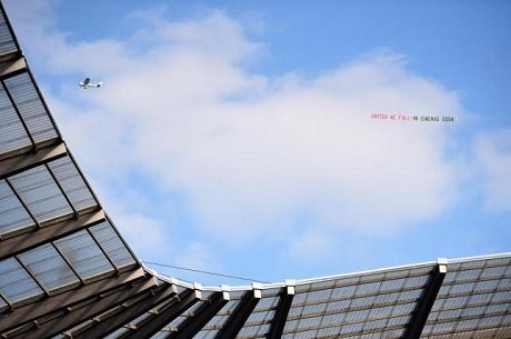 Avião "tira onda" com o Manchester United após derrota do time