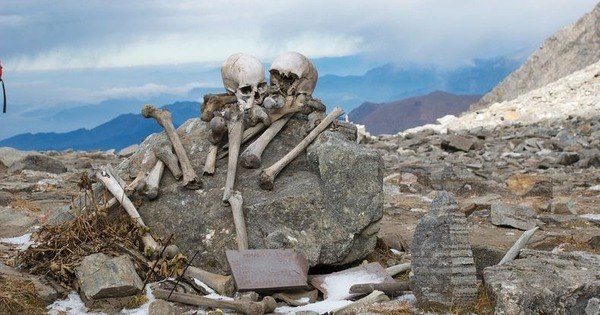 Mortos por todos os cantos! Lago sinistro descongela e revela esqueletos humanos - Fotos - R7 Hora 7