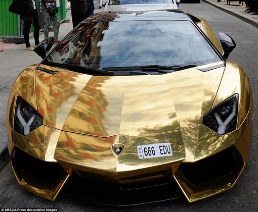 Cidade 'reluzente': Lamborghini Aventador banhado a ouro de R$ 15,7 milhões  é flagrado em Paris - Fotos - R7 Carros