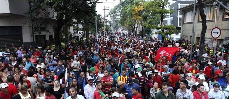 Cerca de 5.000 integrantes do movimento protestaram em frente à sede da Sabesp