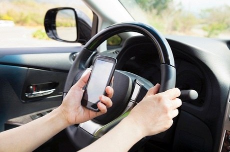 Usar o smartphone ao volante passará a multa gravíssima no CTB