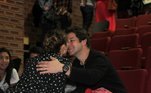 Débora Falabella ganha beijo do marido Murilo Benício e posa ao lado da filha e o enteado, após estreia de peça em São Paulo