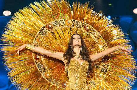A nova Miss Brasil em desfile de traje típico A nova Miss Brasil em desfile de traje típico