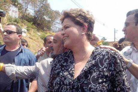 Alegando problemas de garganta, Dilma não falou com a imprensa