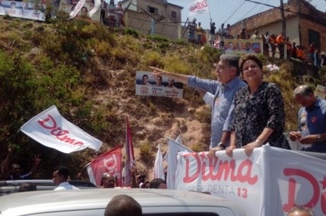 Presidente contornou a praça do Cardoso acompanhada pelo candidato do PT ao Governo de Minas